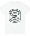 Vit t-shirt med stilren badge-logga och texten ”Cold Lager Dept. West Coast Supply” – perfekt för lager- och ölälskare.