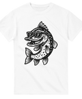 Vit t-shirt med en svartvit illustration av en gädda som bär solglasögon – ett lekfullt och stilrent fiskemotiv.
