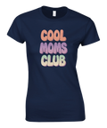 Marinblå t-shirt för kvinnor med texten “Cool Moms Club” i retrostil