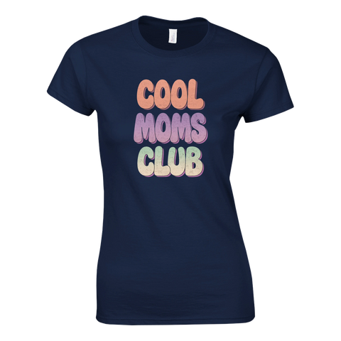 Marinblå t-shirt för kvinnor med texten “Cool Moms Club” i retrostil