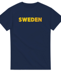 Mörkblå t-shirt med gul text SWEDEN på bröstet
