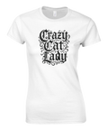 Vit t-shirt med svart gotisk text "Crazy Cat Lady" i Old English-typsnitt