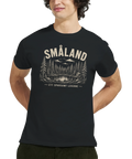 Man bär en t-shirt med Småland-motiv och text om sparsamt leverne
