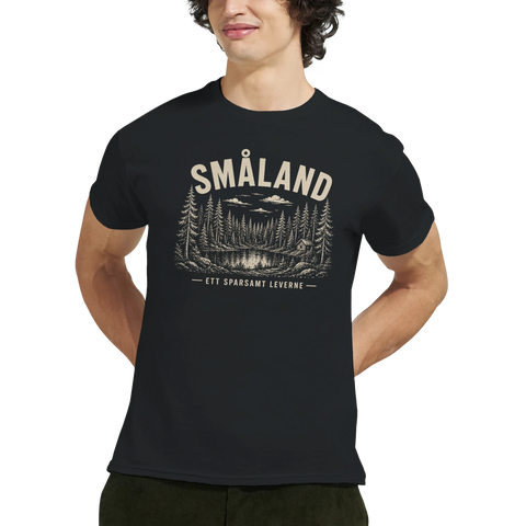 Man bär en t-shirt med Småland-motiv och text om sparsamt leverne