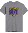 Los Angeles 24 USA texttryck i gult och lila på en grå t-shirt, sportig college-stil.