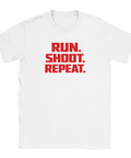 T-shirt med röd textdesign i aggressiv retrostil på vit bakgrund