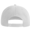 Enkel vit snapback-keps med justerbart plastspänne baktill.
