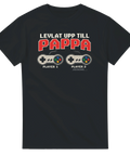 Svart t-shirt med texten Levlat upp till pappa och två retrospelkontroller