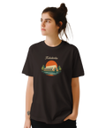 Kvinna i svart t-shirt med stiliserad illustration av Göteborgs kända landmärke