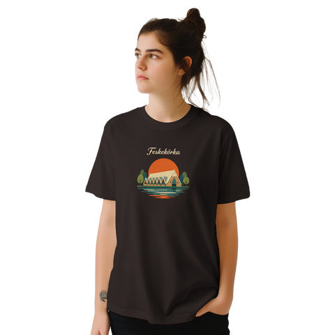 Kvinna i svart t-shirt med stiliserad illustration av Göteborgs kända landmärke