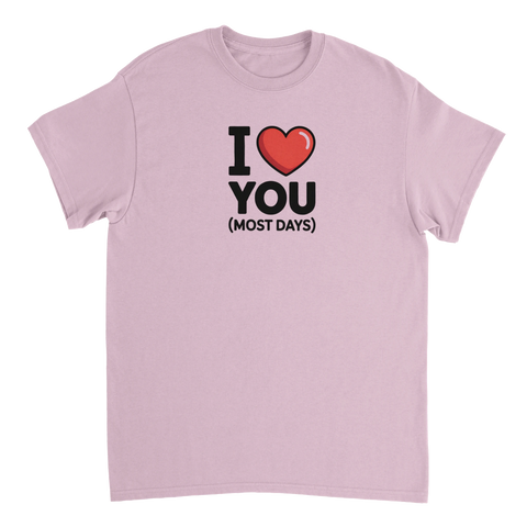 Ljusrosa t-shirt med humoristisk textdesign om ärlig kärlek