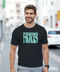 T-skjorte med teksten «Fishing Dad» med silhuetter av fisker, fiskestang og fisk.