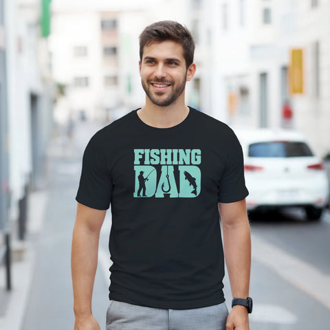 T-skjorte med teksten «Fishing Dad» med silhuetter av fisker, fiskestang og fisk.