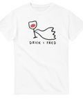Minimalistisk illustration av fredsduva med vinglas – vit grafisk t-shirt