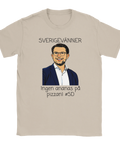 Sandfärgad t-shirt med ironiskt motiv av leende politiker och humoristiskt budskap