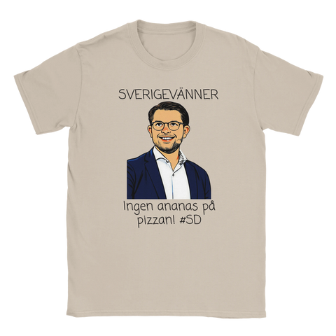 Sandfärgad t-shirt med ironiskt motiv av leende politiker och humoristiskt budskap