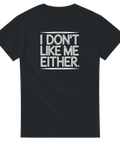 Självironiskt citat-tryck med vit outline-text på svart t-shirt