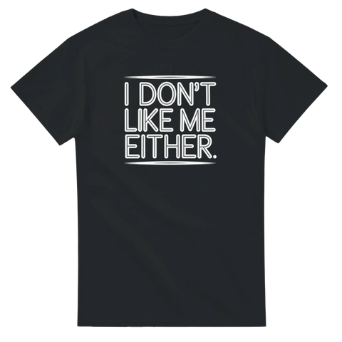 Självironiskt citat-tryck med vit outline-text på svart t-shirt