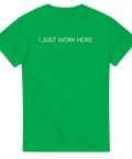 I Just Work Here" texttryck i vitt på en grön t-shirt.