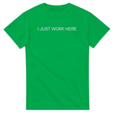 I Just Work Here" texttryck i vitt på en grön t-shirt.