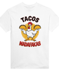Tecknad vit kyckling med tacos och texten "Tacos Madafakas" på vit t-shirt.