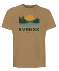 Klassisk vintagedesign med motiv av svensk natur på brun t-shirt