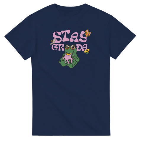 Retro "Stay Groda" tryck med groda i solglasögon, fjäril, svamp på marinblå t-shirt.