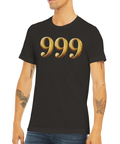 Man bär svart t-shirt med provokativt guldtryck av siffran 999