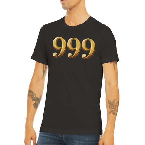 Man bär svart t-shirt med provokativt guldtryck av siffran 999