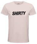 Svart, sliten "SHIRTY"-logga på ljusrosa streetwear t-shirt för herr.