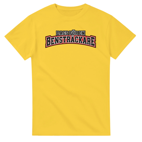 Gul t-shirt med texten Dags för en bensträckare i collegebokstäver.