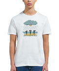 Man i vit t-shirt med grafiskt tryck som visar regn på stranden