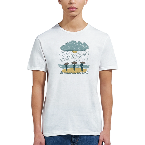 Man i vit t-shirt med grafiskt tryck som visar regn på stranden