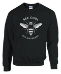 Svart sweatshirt med vit stiliserad humla och texten "BEE COOL BEE DIFFERENT".