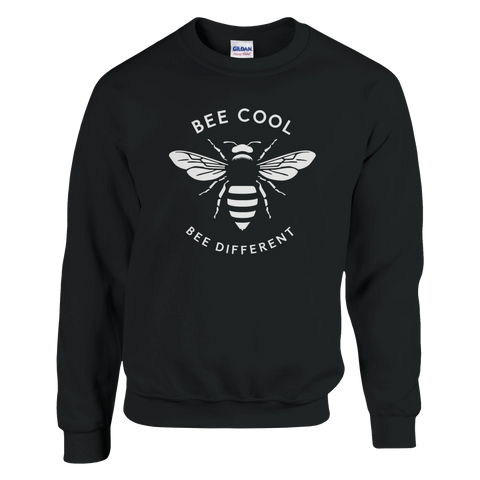 Svart sweatshirt med vit stiliserad humla och texten "BEE COOL BEE DIFFERENT".