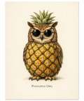 Poster med titeln Pineapple Owl föreställande en brun uggla med ananasmönstrad fjäderdräkt och gröna blad på huvudet.