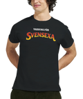 Man bär en svart t-shirt med humoristiskt citat inspirerat av svensk filmklassiker