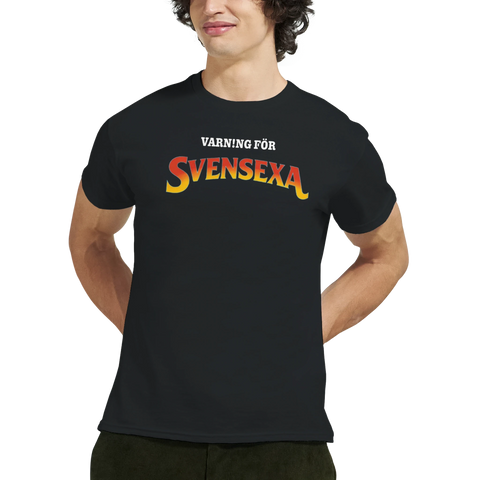 Man bär en svart t-shirt med humoristiskt citat inspirerat av svensk filmklassiker