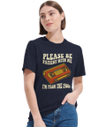 Kvinna bär marinblå t-shirt med nostalgiskt motiv av ett videoband