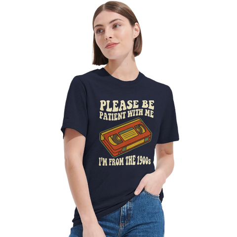 Kvinna bär marinblå t-shirt med nostalgiskt motiv av ett videoband