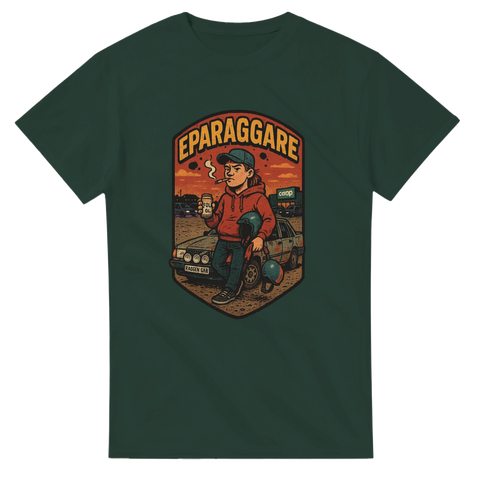 Illustrerad badge i retrostil med texten "EPARAGGARE" överst. En ung person i röd hoodie, cigg i munnen och folköl i handen lutar sig mot en sliten EPA-traktor med "RAGGEN GÅR"-skylt. I bakgrunden syns en kvällshimmel över en parkering med Coop-skylt. Designen har mörka färger och halvtontoner, typisk för vintage t-shirtgrafik.