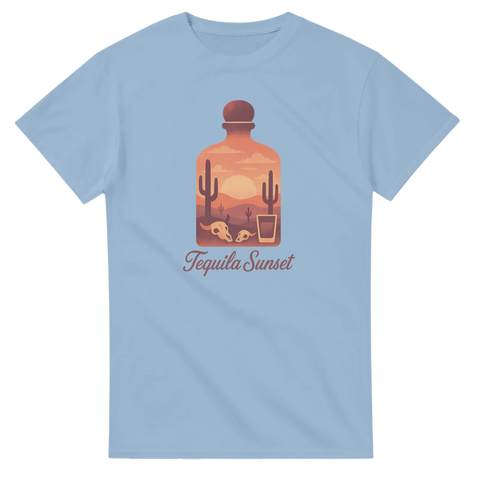Tequila Sunset-motiv med ökenlandskap, kaktusar, solnedgång, dödskallar, shotglas på ljusblå t-shirt.