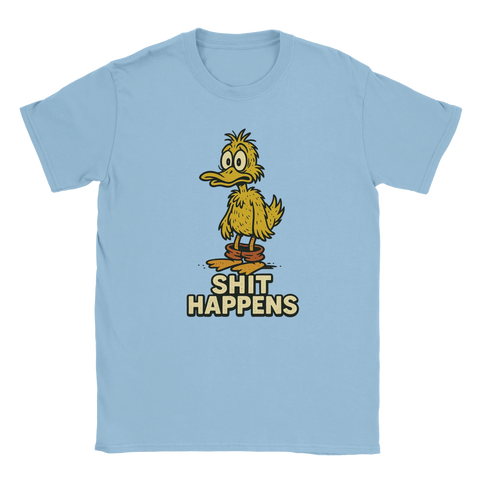 Humoristisk t-shirt med en tecknad smutsig anka och texten "Shit Happens" – perfekt för dig som gillar självdistans och vardagshumor
