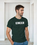 Man bär en mörkgrön t-shirt med det kaxiga texttrycket Kuken