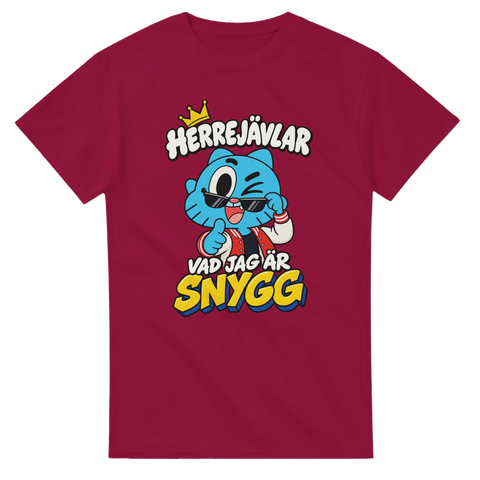 Rolig t-shirt med humoristiskt motiv av blå katt med krona på vinröd tröja