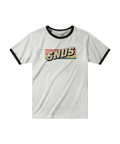 Snus retro logotyp med röd, orange, gul, grön randig bakgrund på vit ringer t-shirt med svarta kanter.
