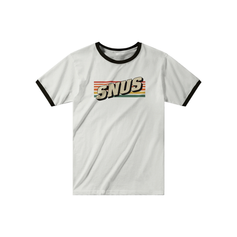 Snus retro logotyp med röd, orange, gul, grön randig bakgrund på vit ringer t-shirt med svarta kanter.
