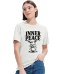 Arg kanin med text "INNER PEACE" på vit t-shirt.