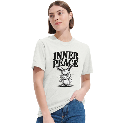 Arg kanin med text "INNER PEACE" på vit t-shirt.