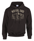 Stilrent naturmotiv med fjäll och skog på en mörkbrun hoodie